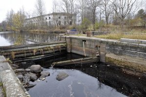 Староладожский канал. К началу 18 века являлся крупнейшим гидротехническим сооружением в европе. Длинна 117км, начало строительства в 1719, окончание в 1730. К 1826 обмелел и пришел в ветхость. В 1861 паралельно ему был построен Новоладожский канал, строительство заняло всего пять лет. После чего Староладожский канал был окончательно заброшен, зарос и заболотился.