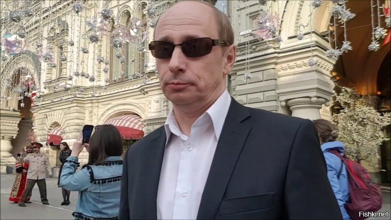 Ты про этого клоуна у ГУМа?