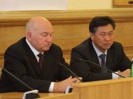 вот Цой в мэрии Москвы с Лужковым. Да, это реально Цой (не шутка). Если не верите - можете погуглить.