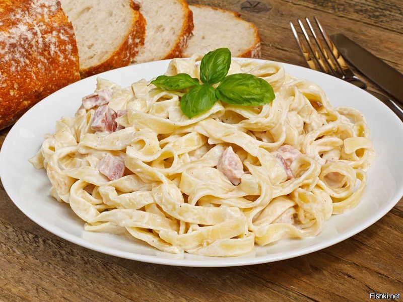 карбонара все таки порционное блюдо и приготовляется она из лапши или спагетти, поливается сливочным соусом, ну а макарошки с докторской на карбонару не тянут.