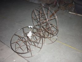 Катушка от проволоки сварочной + чуток фантазии, немного трубок и десяток электродов.