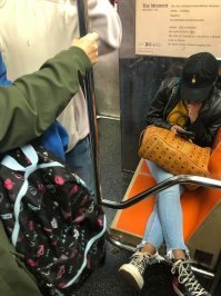 В московском метро,в час пик, этой обнаглевшей дуре ноги бы оторвали нафиг. И это еще в лучшем случае))
