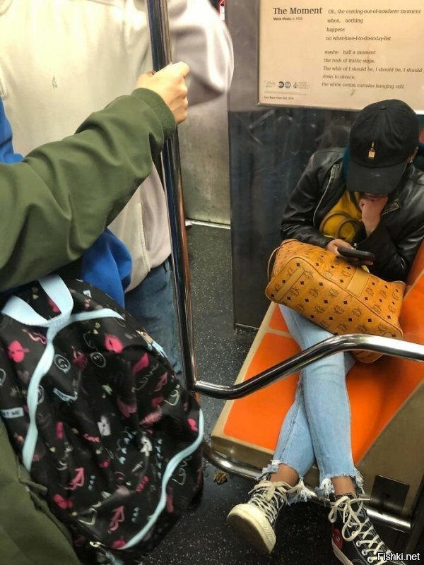 В московском метро,в час пик, этой обнаглевшей дуре ноги бы оторвали нафиг. И это еще в лучшем случае))