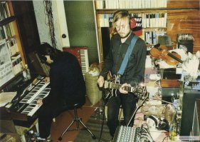 На заднем...хм... плане котяра лежит на мешке с планом?