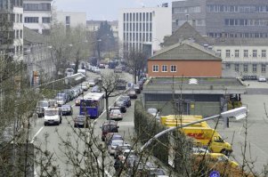 "Во Фрайбурге, одном из городов Германии, существует целый жилой район, где использование автомобилей находится под запретом. Представьте, каким чистым и свежим воздухом дышат жители"
-
Ка же, как же! Очень даже представляем!... 
И это всё Фрайбург. Изумительно особенный воздух!... Что я хочу сказать? А то, что если в городская управа набита под крышу зелёными идиотами, совершенно не значит, что тамошние аборигены дышат девственно-чистым воздухом.