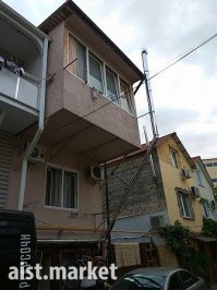 Фуюхито Мория купил место на парковке в 30 квадратных метров и построил небольшой домик. 

В Ялте видел 6-8 этажные "лодочные гаражи"