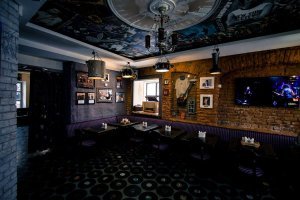 Как любитель винила, сердце кровью обливается, но очень часто там обедаю. Неплохо готовят: