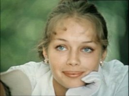 Надо отдать должное художнику-гримеру,в других ролях внешность у нее куда проще.