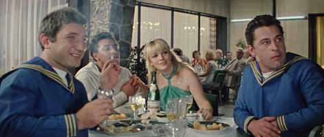 Ещё иностранные моряки и красивая девушка, которые распивают румынское (!) шампанское Zarea. Намёк на элементы сладкой жизни и принадлежность к банде шефа...