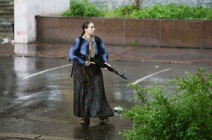 Судя по фото, дамочка уже не жилец.. Так навскидку: палец вдоль коробки, но оружие на предохранителе, значит огонь не вела (видимо вообще никогда); если даже не "заколодит", и она сможет открыть огонь, то гарантирую задержку из-за зацепа за рукоятку затворной рамы свободно болтающимся ремнем; и самое прикольное - как она сможет бежать в длиннющей мокрой юбке, три широких шага и привет асфальт?