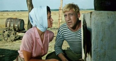 В "стряпухе" тоже в эпизоде сыграл! Блондина "пчелку"!