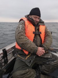 Оооо!
 Рыбалка... Это моя слабость...
Каждый год езжу осенью в Дельту Волги, каждую неделю стараюсь выбраться хоть куда у нас в Беларуси. 
Это я на Крещение на Нарочи. 
Ничего не поймал, сижу в лодке весь покрытый ледяной глазурью, укачало но волне, но довоооольный :)