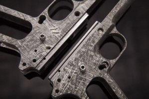 Пара кольтов 1911 "Big Bang" выточенных из метеорита Гибеон.