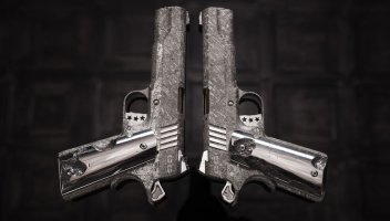 Пара кольтов 1911 "Big Bang" выточенных из метеорита Гибеон.
