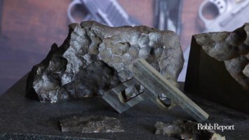 Пара кольтов 1911 "Big Bang" выточенных из метеорита Гибеон.