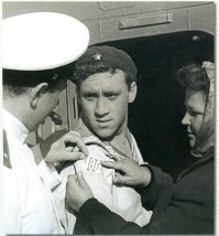 Эпизодическая роль Владимира Высоцкого в фильме 1962 года "Увольнение на берег". Люблю смотреть этот фильм, узнавать улицы города своего детства.