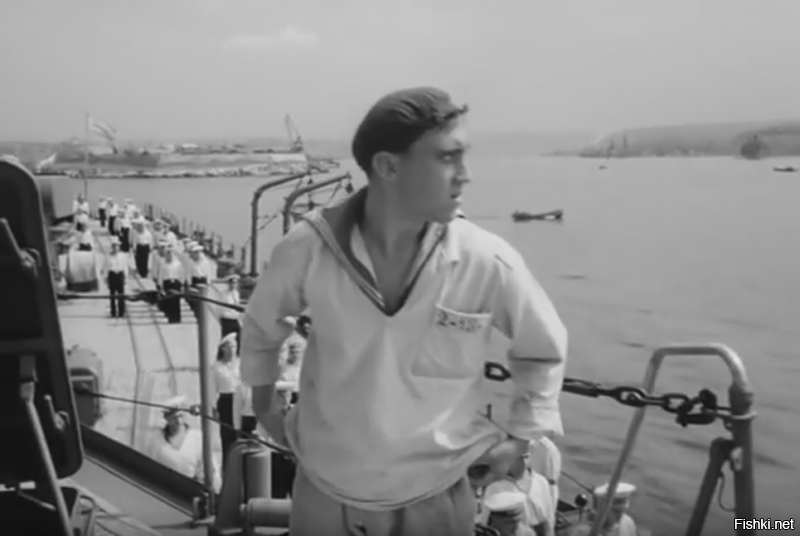Эпизодическая роль Владимира Высоцкого в фильме 1962 года "Увольнение на берег". Люблю смотреть этот фильм, узнавать улицы города своего детства.
