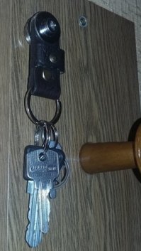 а я из гитарного стреплока сделал, фиг кто снять может, там хитро защолкиваецца