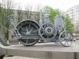 А вот колёсный монстр был! 6 лошадиных сил, скорость одна - 3,6 км/ч, жрал сырую нефть и ехал на останавливаясь: заправку и смену тракториста делали на ходу. Весной завели, осенью заглушили, ломаться нам было нечему, а если ломалось, то чинилось в деревенской кузнице.