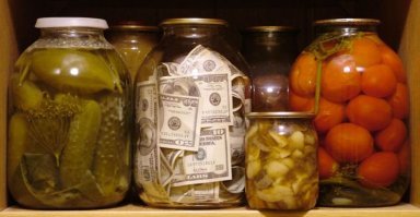 Зелень в банке сейчас не растет, так как курс в последнее время стабильно падает.