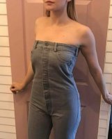 Эта нра.

А вообще , вся женская мода это компромисс между холодом и желанием женщины ходить голой.