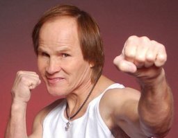 Бенни Уркидес «Реактивный». Американский чемпион по кикбоксингу, который за свою карьеру (1973-1993гг) провёл более 50 боёв на профессиональном уровне не проиграв ни в одном из них.