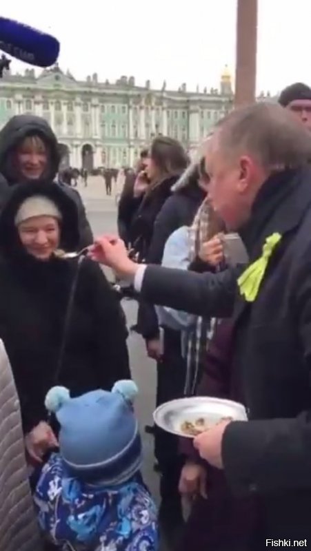 Клоун на Дворцовой площади кормит кашей глуповских обывателей.  Хорошо, что не с лопаты.