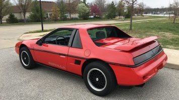 Долго пытался сообразить, что под видом Порше на картинке... похоже это когда-то был Понтиак Фиеро 80-х ))))