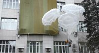 А полотнище, которое все балконы с 1го этажа по 20ый затягивает, в комплект входит?