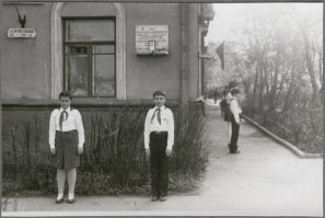 что за почетный караул такой)не разглядеть табличку)