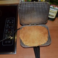 Никто не объяснит, потому что нарисован бред. Лучшая вафельница - вот эта: