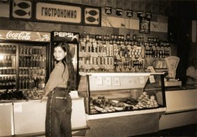 Интересное фото.
Лампасы были после пирамид, если мне не изменяет память.
Жаль, не видно ценников.
Коллеги, помогите определить год.