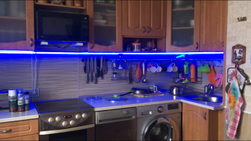 лет 5 стиралка с посудомойкой стоят впритык друг к другу и к столешнице. Все ок. Если стиралка не с убитым барабаном и нормально установлена, то ее не колбасит)