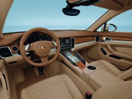 Где? Ниже салон (торпедо) Панаперы - авто в три раза дешевле. 
И собстно авто, с которым этот Аурус хочет конкурировать...