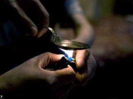 шприц наполняется с той же ложки где и готовится раствор, учитывая что для этого необходимо нагреть ложку, сомневаюсь что для этого использовали пластиковые. Ваш КЭП.