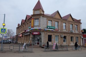 Кинель-Черкассы, Самарская область.
Слева угловое здание до революции, и новое сейчас по образцу старого!