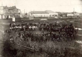 Кинель-Черкассы, Самарская область.
Слева угловое здание до революции, и новое сейчас по образцу старого!