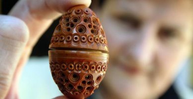 А ещё дамы носили при себе такие штучки. Обычные блохоловки.