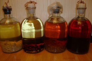 Кстати, народ, а кто отважится пить подобную мутную жидкость, уверен, что не многие. Любят этот приём киношники и фотографы.
Домашняя самогонка выглядит как-то так (см. 2-е фото).