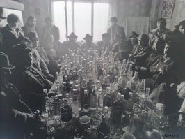 Про эту фотку раз тысячу наверное писали.
У автора один хрен свадьба))))