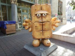 чтобы немецкие родители спали всю ночь, этот персонаж - мистер Буханка, трудится все ночи напролёт с 2001 года на канале KIKA...