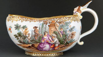 Этот предмет дамы обязательно брали с собой на балы. Это не соусница, на молочник. Это бурдалю. Как писалось выше, балы затягивались на всю ночь, и дамы без этого предмета обойтись не могли. А как дамы обходились с этим предметом, видно из третьей картинки.