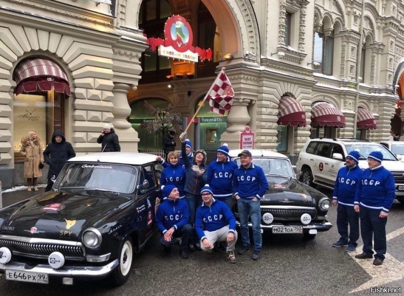 а вот современное продолжение этой истории (взято из группы Синие ведерки в FB):
Ровно год назад на Красной площади был дан символический старт нашему первому Rallye Monte Carlo Historique!
Старт давала только что вернувшаяся героем с Дакара Anastasia Nifontova.

Летом эта история заимела продолжение. Московские власти усмотрели в том старте парковку четырёх машин в неположенном месте и наложили на Alexey Vasiliev штраф в неадекватном размере.

Прекрасный магазин ГУМ, на чьей стороне были припаркованы четыре автомобиля, – две Волги и две технички – предоставил исчерпывающие объяснения, что место не относится к зоне действия запрещающих знаков, что место для такого мероприятия было специально огорожено, что, в конце концов, – это национальная команда отправлялась на международное соревнование. Но российский суд оставил эти доводы без внимания и принял сторону неприятеля.
Поэтому...

Нам и WADA не нада – у нас есть АМПП!
(администратор московского парковочного пространства)

с, Иван Падерин