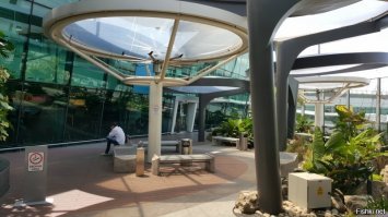 Запрет этот, бред полный. В Сингапуре и Дубае с курением борются давно и с удовольствием.
Но какие же  шикарные курилки у них в аэропортах.