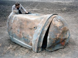 Крупные титановые фрагменты до земли долетают, так что океан более предпочтителен. И да, пока еще никого не убили.