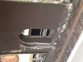 Буквально недавно вернулась из капиталистической Испании. В стране грязно. Метро - жалкое зрелище. Тусклый свет, отсутствие облицовки. Грязь.... При желании, в любой стране можно найти дворец, а можно - помойку