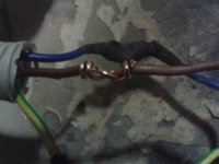 Правильная скрутка гораздо надёжне клемников, но вот эта, на фото... походу там даже контакта нет ))