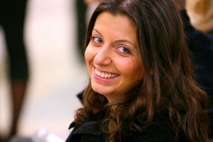 Запасливый бобер тащит морковь для своего семейства