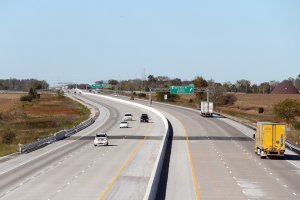 Водитель, конечно, виноват, но в Европе и США такого бы точно не случилось, потому что у них все загородные трассы выглядят примерно вот так: