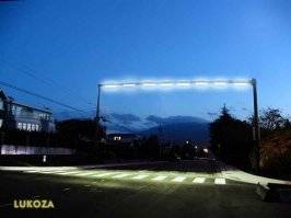 не пешеходам надевать, а властям нормально освещать переходы, как это и делается в нормальных странах - переход практически стеной света освещен.